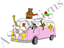 Afbeelding in Gallery-weergave laden, Vrolijke en avontuurlijke dieren poster voor babykamer of kinderkamer van een VW busje met dieren in roze

